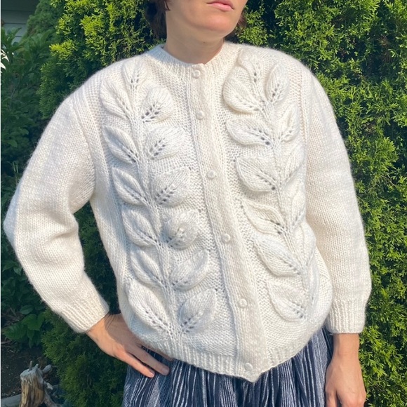 Sweaters - Vintage 70s hand knit white/ivory granny cardigan sweater M leaves